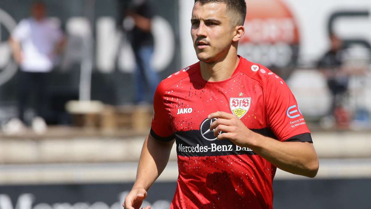 Marc Kempf gerät beim VfB Stuttgart ins Abseits und könnte schon bald zu Hertha BSC wechseln. Doch der Fußball-Bundesligist will den Verteidiger nicht einfach ziehen lassen. 