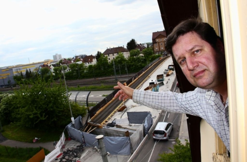 Jürgen Strohmaier hat wochenlang unter den Bauarbeiten der Bahn gelitten. Das will er sich nicht gefallen lassen. Foto: Chris Lederer