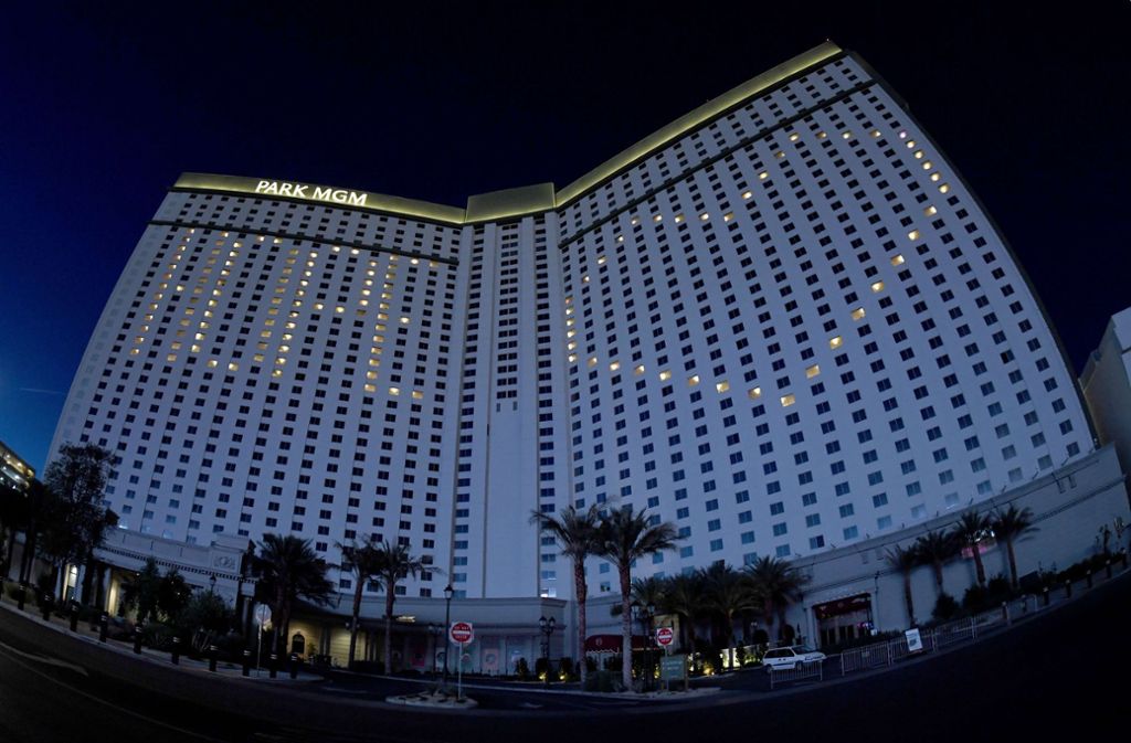 Auch andere der riesigen Hotels zeigen Botschaften, indem sie in ein paar der verwaisten Zimmer die Lichter angemacht haben.