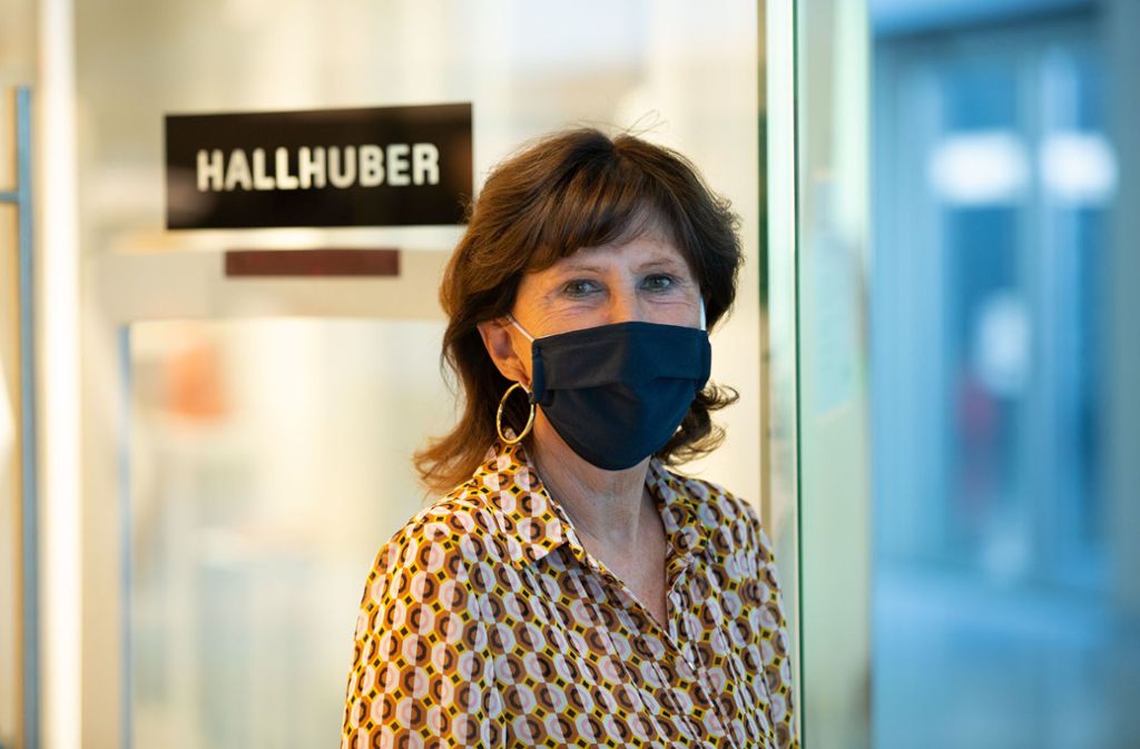 Marlene Kerschbaumer ist Mitarbeiterin eines Modegeschäfts im Terminal. Nur wenige der Läden haben derzeit geöffnet.
