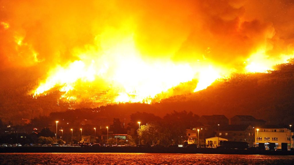 Kroatien und Montenegro: Schwere Waldbrände wüten an der Adria