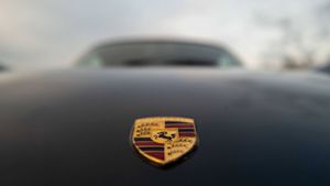Porsche-Fahrer beschädigt Hecke und flüchtet – Zeugen gesucht
