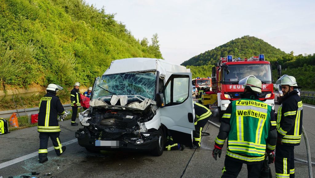 A8 bei Gruibingen: Heftiger Crash fordert Schwerverletzte und Stauchaos