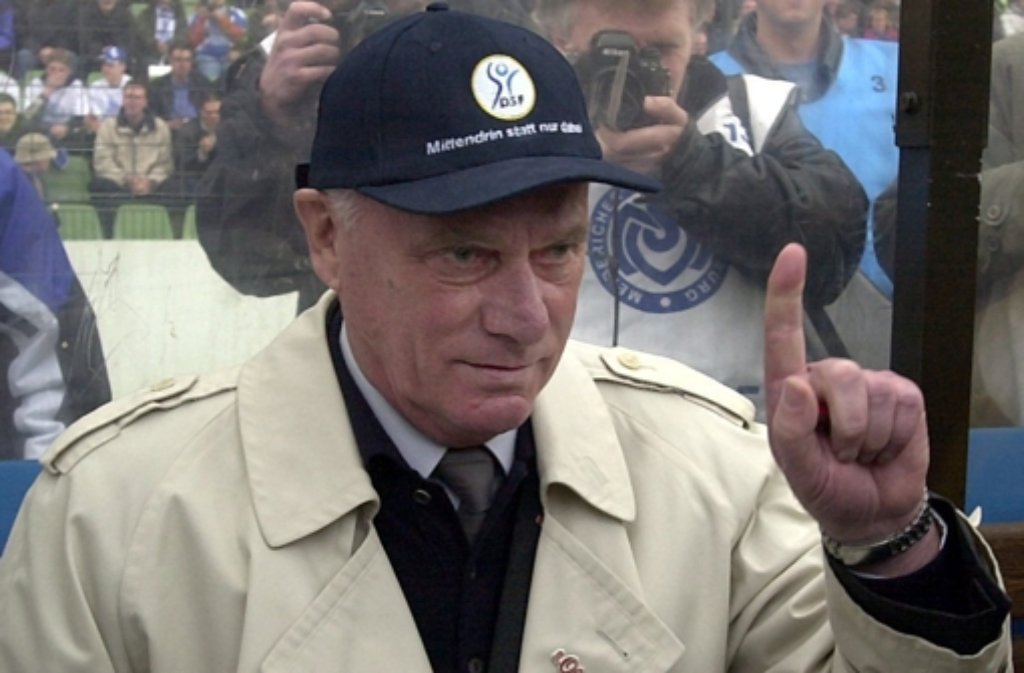 Udo Lattek ist im Alter von 80 Jahren gestorben. Die Fußball-Welt trauert um die Trainer-Legende. Reaktionen gibt es in unserer Bilderstrecke.