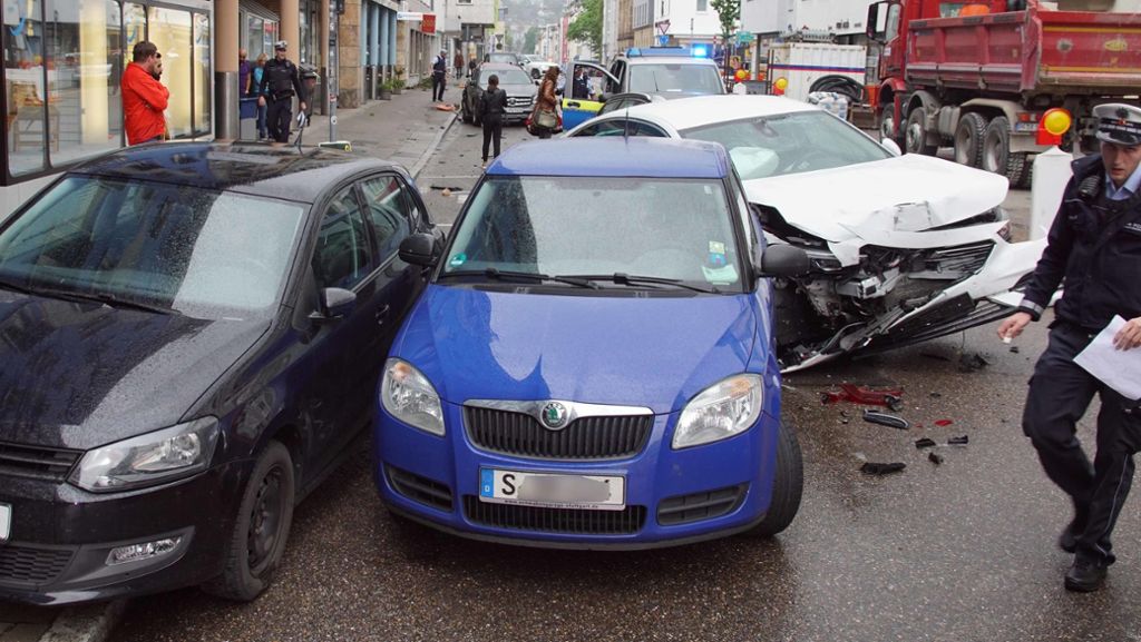 Irrfahrt in Stuttgart-West: Autofahrer fährt 200 Meter über den Gehweg
