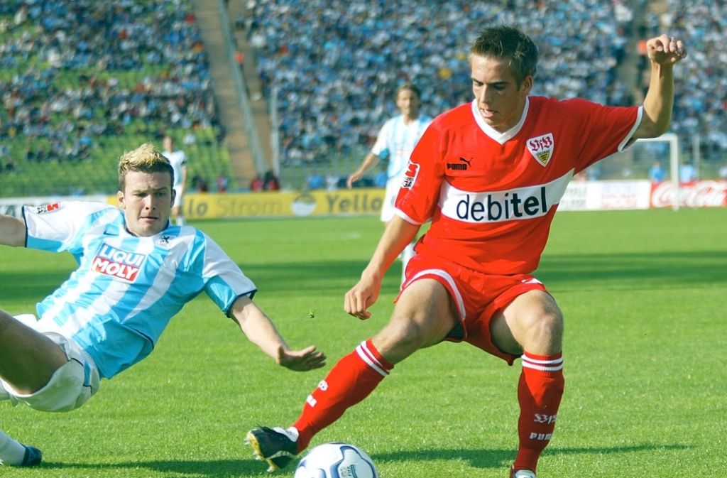 Als geborener Münchner begann Philipp Lahm seine Fußballer-Karriere in der Jugendabteilung des Rekordmeisters. 2003 wechselte er für zwei Jahre an den Neckar und prägte die Generation der „Jungen Wilden“ mit. Der sympathische Ex-Nationalspieler kehrte zur Saison 2005/2006 zum FC Bayern zurück und absolvierte in der Folge für die Münchner mehr als 300 Bundesligaspiele.