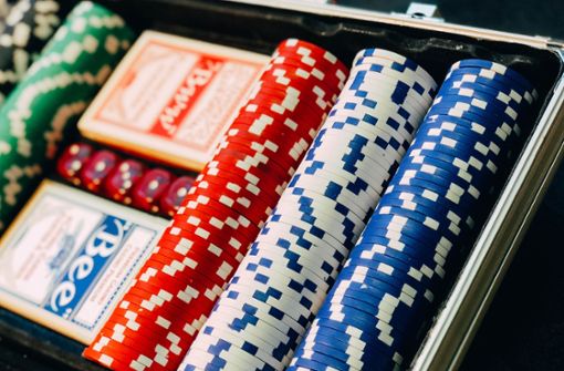 Ein junger Mann verspielt 500 Euro im Casino – und wird hinterher ausfällig. Foto: Unsplash/Chris Liverani