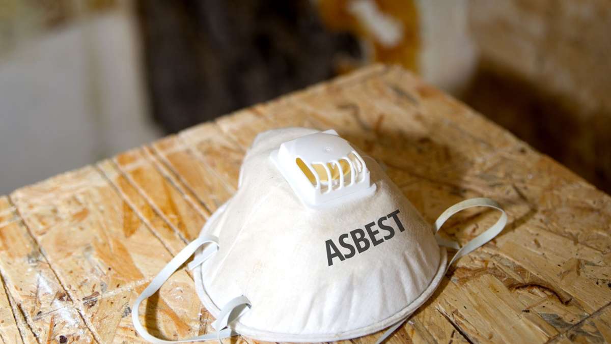  Bis zu einem Drittel aller Gebäude, die vor 1995 errichtet wurden, haben ein Asbestproblem. Im Internet werden Asbest-Testkits für Privatleute angeboten – doch die sind nicht unbedenklich. Was Experten raten. 