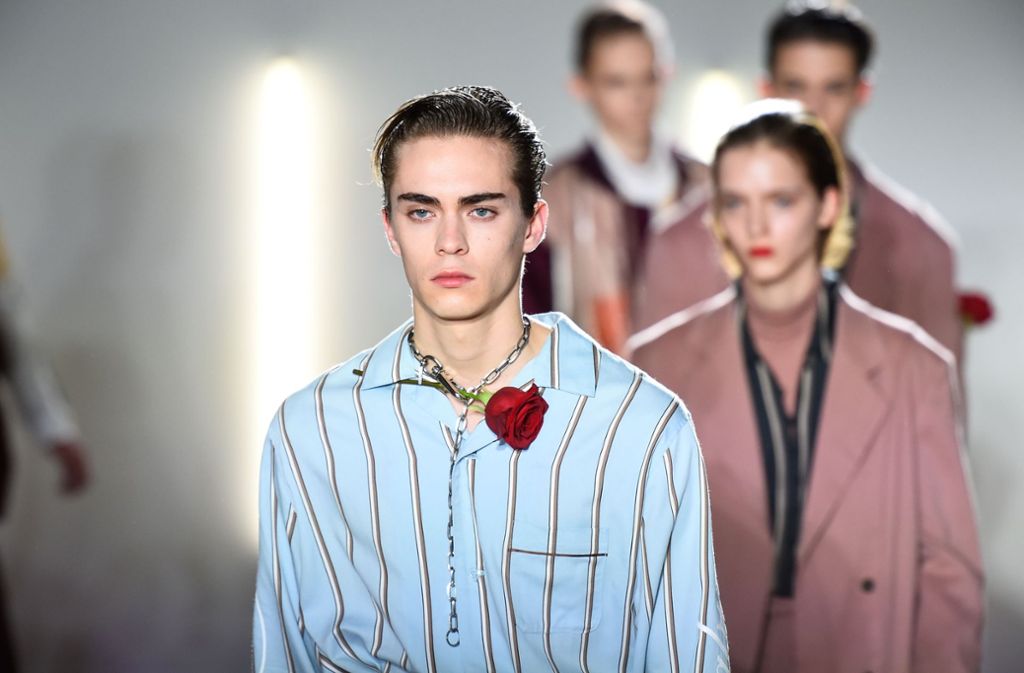 Ein Model präsentiert bei der Men’s Fashion Week in Paris eine Kreation des Designers Christian Dada. Nur Banausen denken dabei an einen Pyjama.
