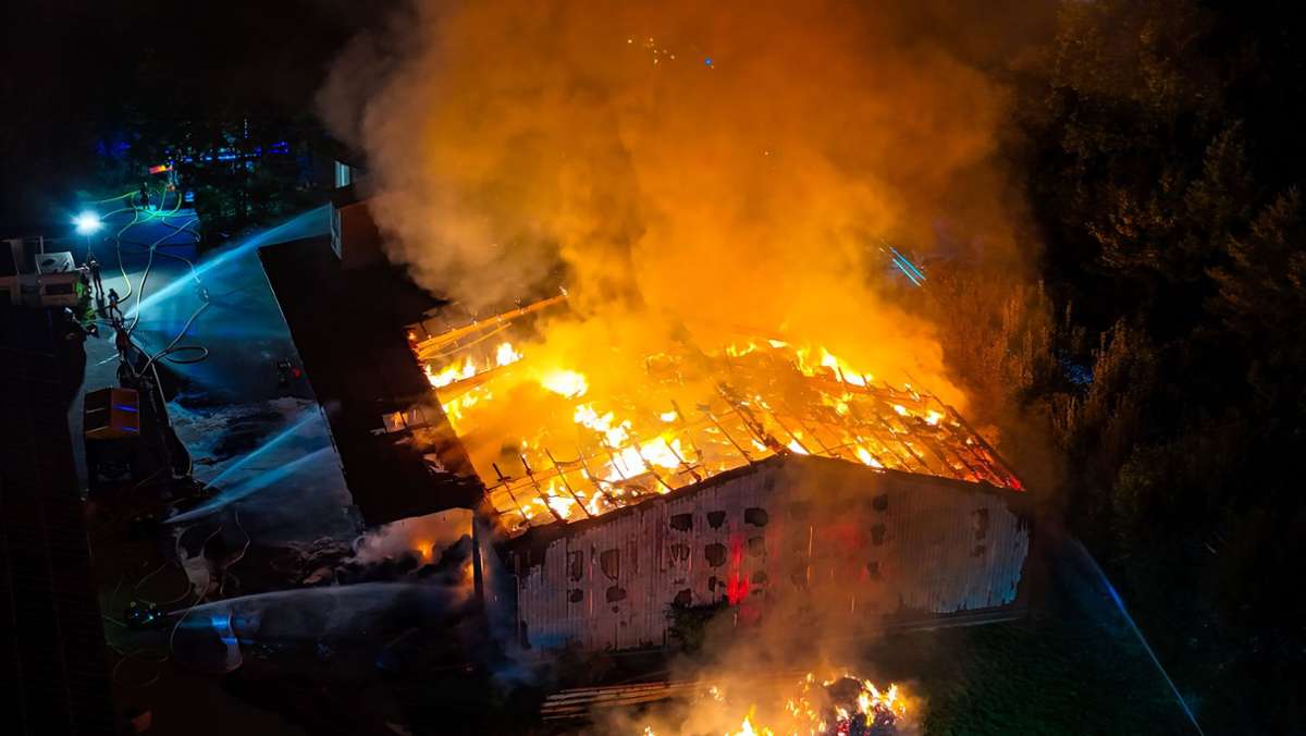 Brand in Lenningen: Werkstatthalle steht in Flammen