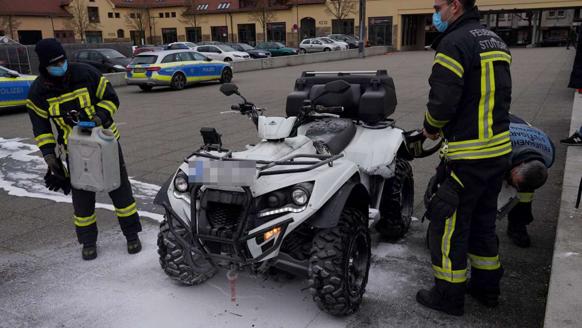  Das Quad eines 38-Jährigen hat am Donnerstagmorgen auf einem Parkplatz beim Römerkastell in Bad Cannstatt Feuer gefangen. Der Fahrer konnte die Flammen gemeinsam mit Polizeibeamten löschen. 