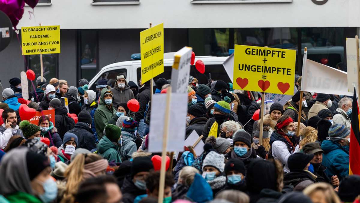  Mehrere tausend Menschen für und gegen die staatlichen Coronaregeln protestieren am Samstag in Freiburg. Die Freiburger Polizei ist mit einem Großaufgebot vor Ort. 