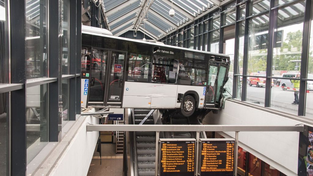 Unfall in Hamburg: Bus kracht in Bahnhof – und kommt über Rolltreppe zum Stehen