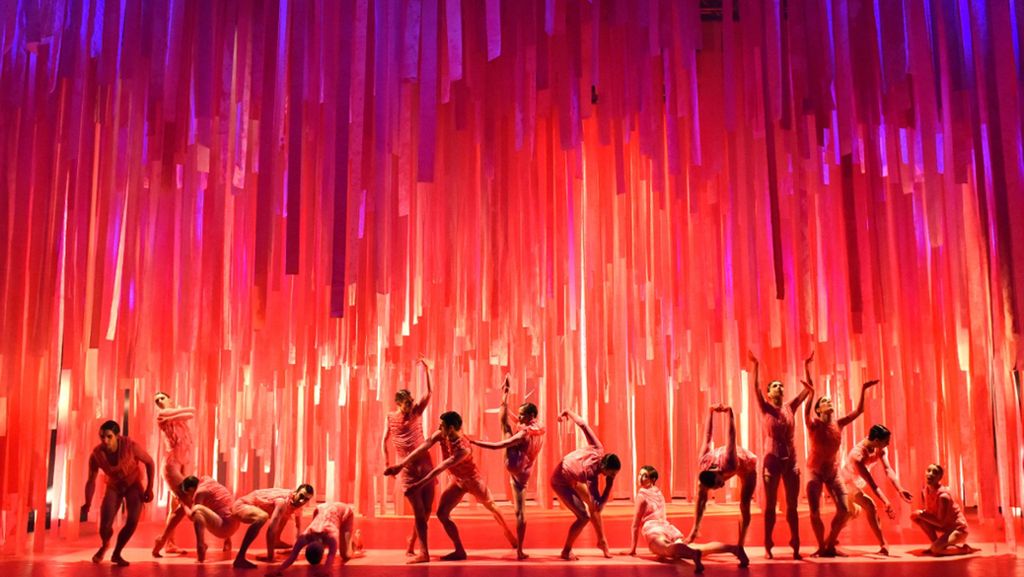 Gauthier Dance tanzt „Bullshit“ im Theaterhaus Stuttgart: Für Nadav Zelner dreht sich alles um die Liebe