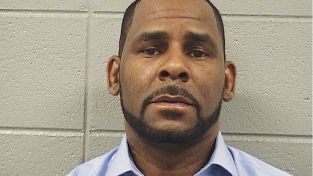  Die Staatsanwaltschaft von Chicago hat einem Bericht zufolge neue Anklagepunkte gegen den R&B-Sänger R. Kelly wegen Sexualstraftaten erhoben. 