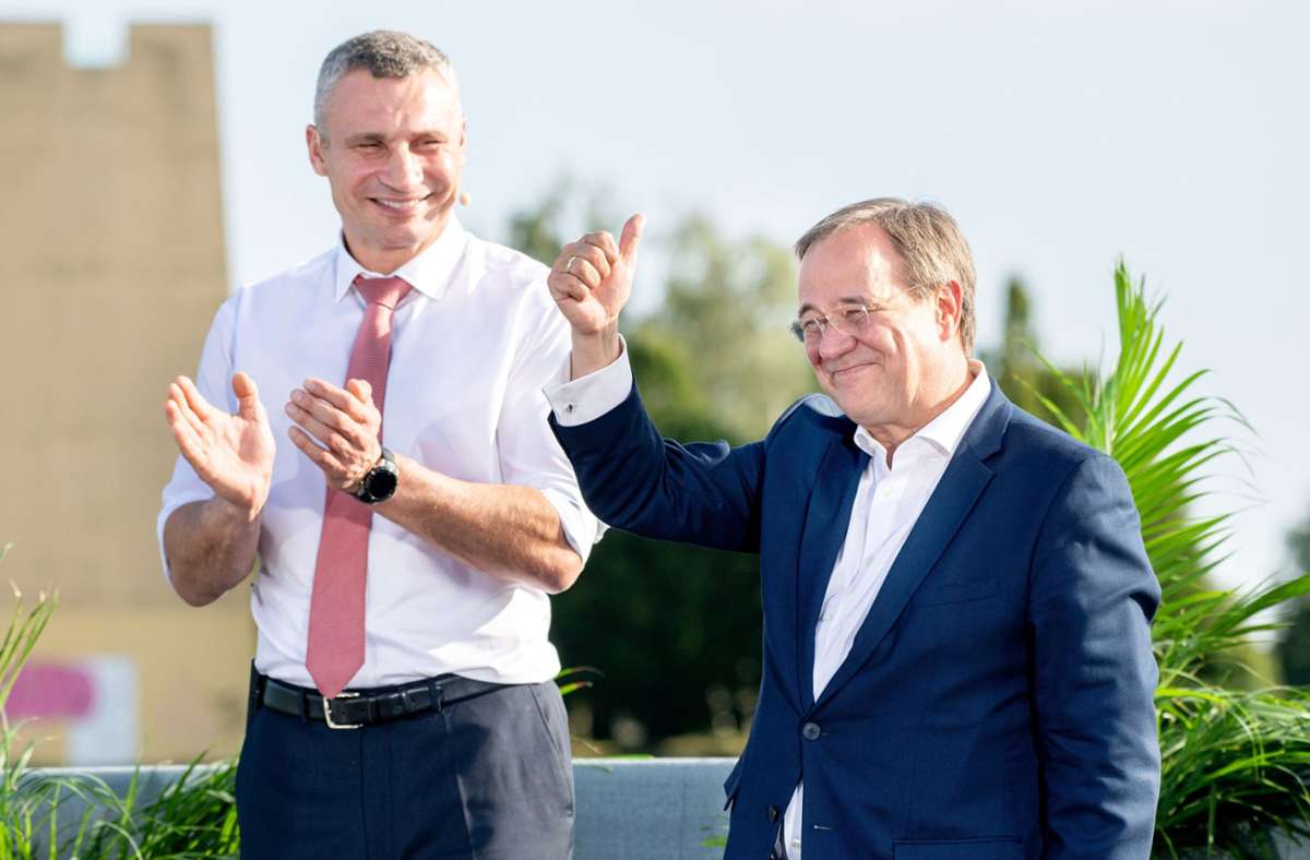 Der ehemalige Profiboxer Vitali Klitschko (li.) gibt den Sparringspartner für Armin Laschet (CDU)