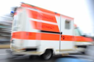 Radmuttern gelockert - Rettungswagen im Einsatz behindert