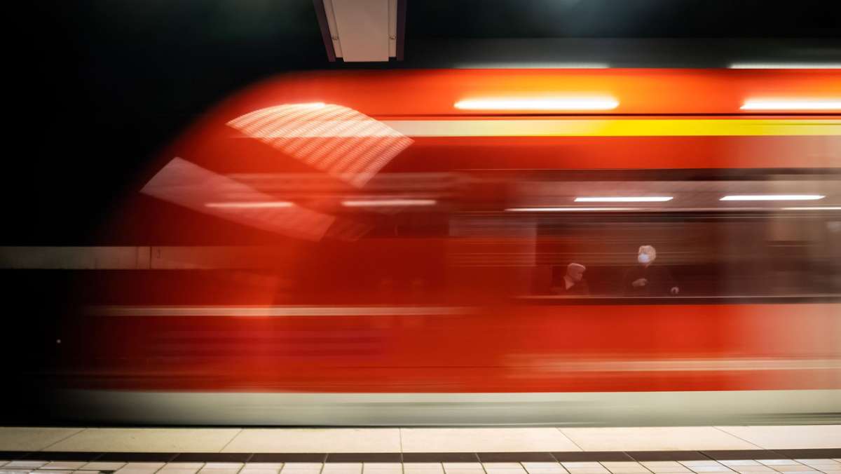  In der Silvesternacht gehen zwei Gruppen in einer S-Bahn in Richtung Backnang aufeinander los. Fast 40 Personen sollen involviert sein. Einige Beteiligte werden im Verlauf der Nacht mit Pfefferspray verletzt. 