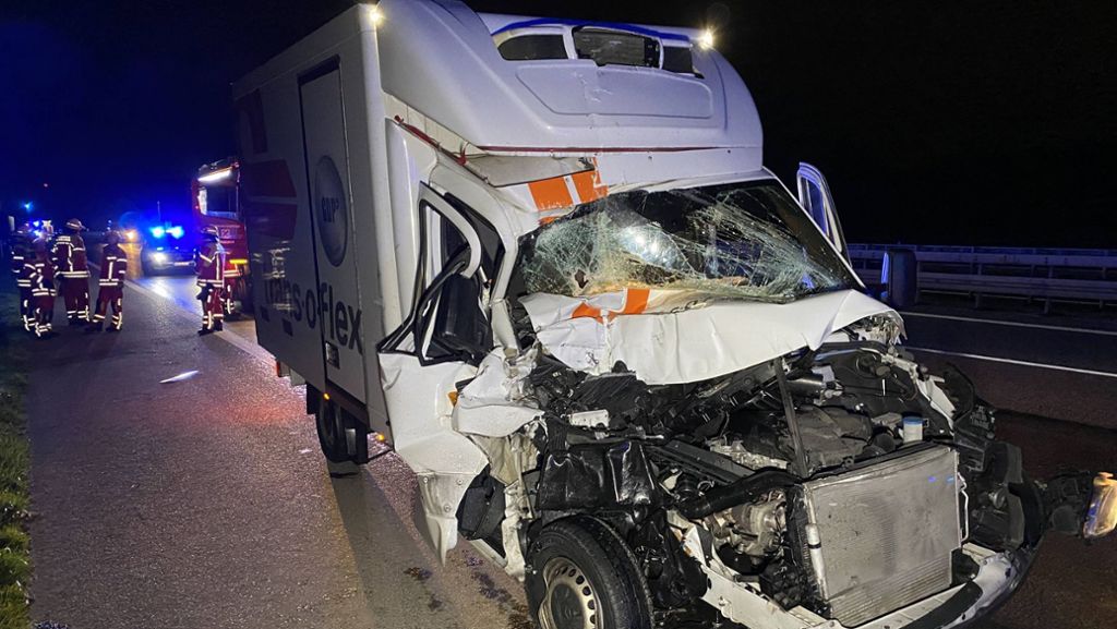 Unfall auf der A 81 bei Pleidelsheim: Sprinter-Fahrer prallt auf Sattelzug