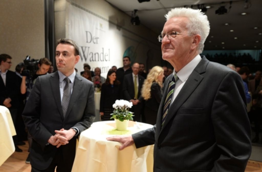 Ministerpräsident Winfried Kretschmann (Grüne, rechts) und sein Vize Nils Schmid (SPD) wollen wissen, was die Bürger nach zwei Jahren Grün-Rot denken. Foto: dpa