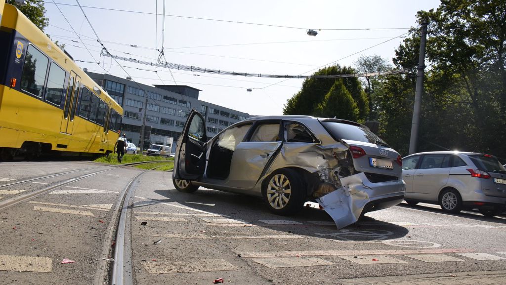 Unfall in Stuttgart-Bad Cannstatt: Auto kollidiert mit Stadtbahn