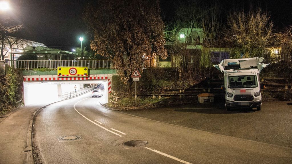 Unterführung in Weinstadt: Die Laster stecken jetzt im Stundentakt fest