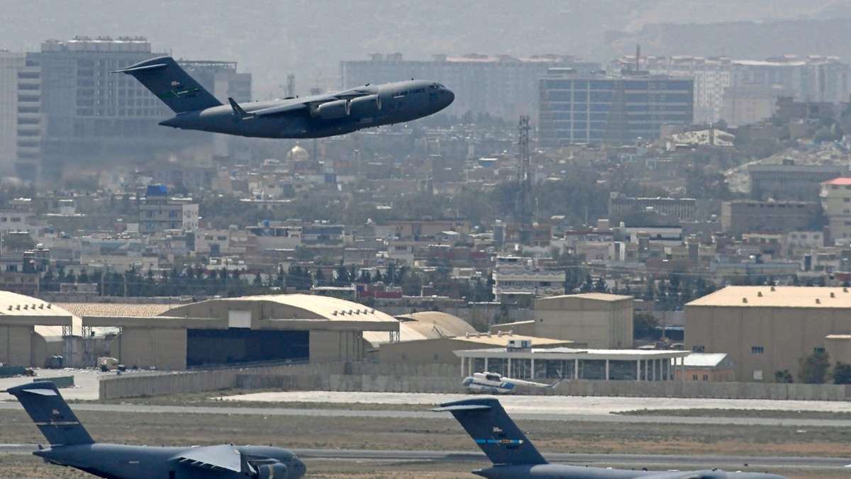  Nach Angaben des türkischen Außenministers haben sich Fluggesellschaften aus der Türkei und Katar darauf verständigt, gemeinsam fünf Flughäfen in Afghanistan betreiben zu wollen. 