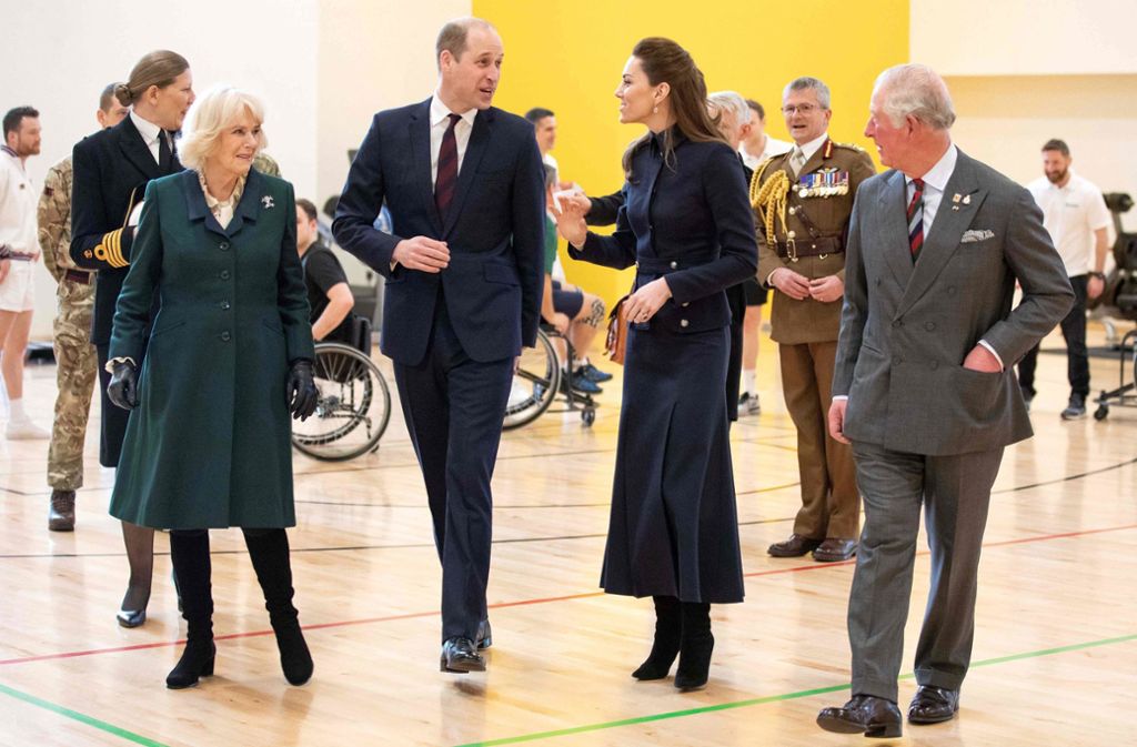 11. Februar: Gemeinsam mit Prinz Charles und Herzogin Camilla besuchen Kate und William ein Rehazentrum für Veteranen in Loughborough.