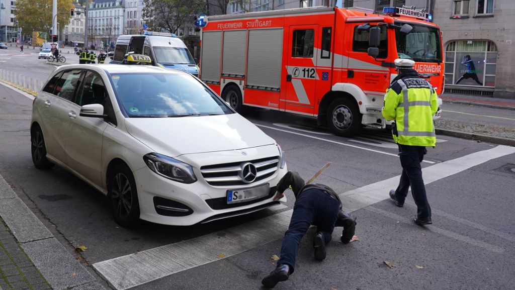 Unfall in Stuttgart-Mitte: Trotz Blaulicht und Martinshorn – Taxifahrer übersieht Feuerwehr
