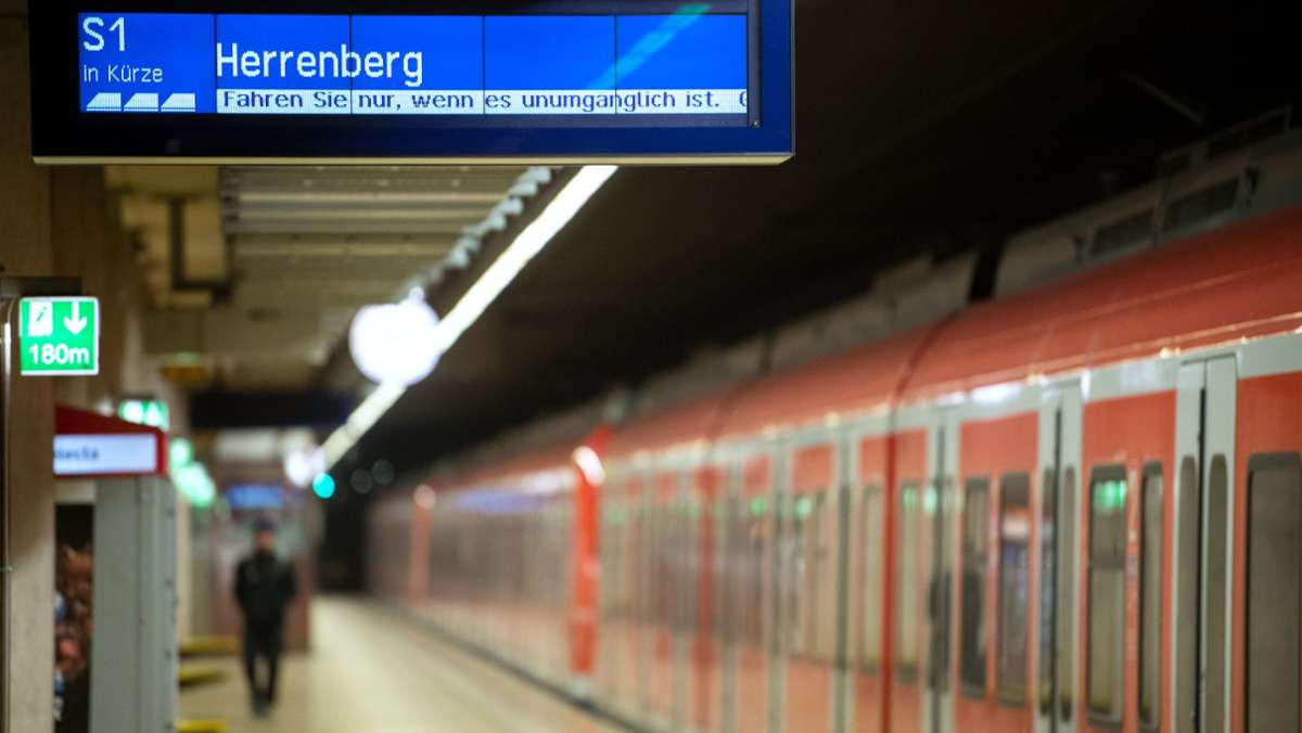 S1 zwischen Stuttgart und Herrenberg: Männer schlagen Fahrgäste in S-Bahn