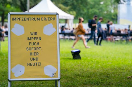 Auch durch Impfangebote bei Veranstaltungen wie hier bei der „Kulturinsel Wöhrsmühle“ in Bayern sollen Impfstoffe zu den Menschen gebracht werden. Foto: dpa/Nicolas Armer