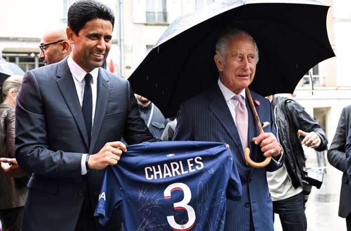 König Charles III. bekommt Paris-Trikot überreicht