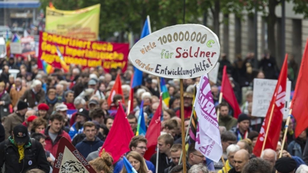 Ostermarsch in Stuttgart: Demonstranten fordern Auflösung von Africom und Eucom