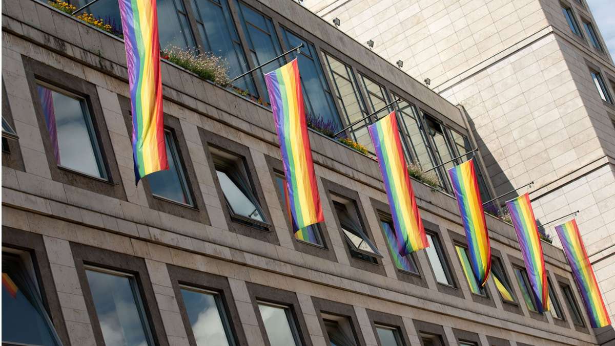 CSD in Stuttgart: Regenbogen-Fahnen hängen nun am  Rathaus