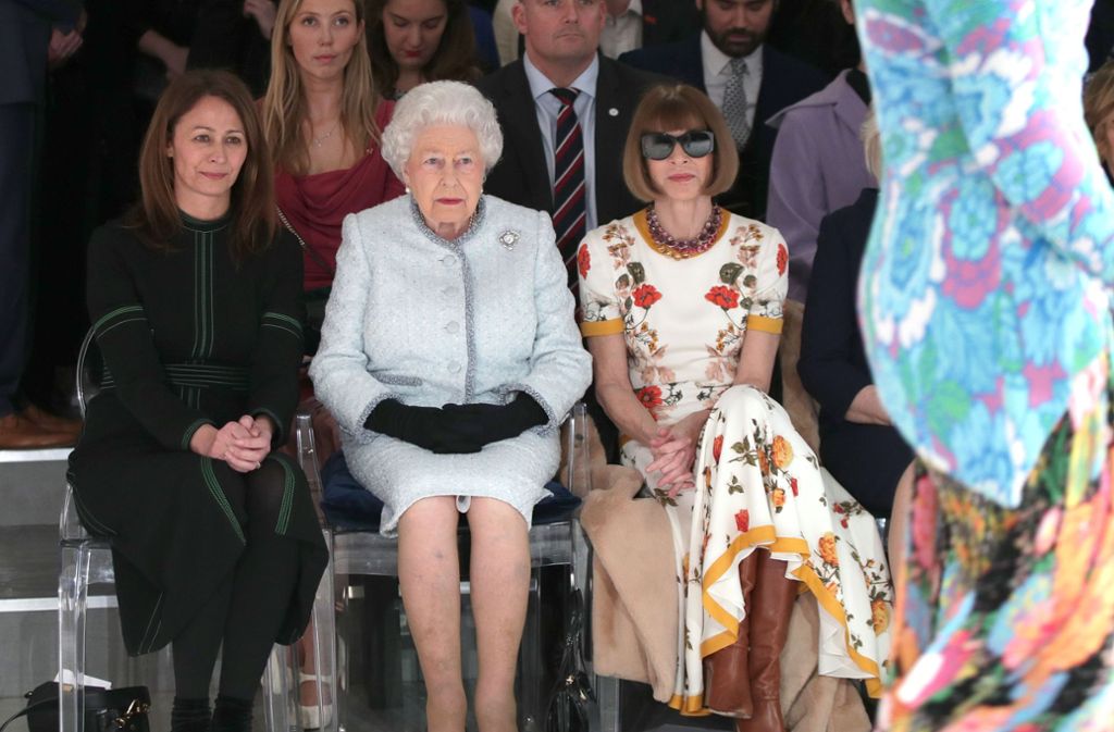 Die Queen verfolgte die Präsentation von Quinns Kollektion – und schien hin und wieder überrascht von den Entwürfen auf dem Laufsteg. Links: die Organisatorin der Fashion Week, Caroline Rush, rechts: „Vogue“-Chefin Anna Wintour.