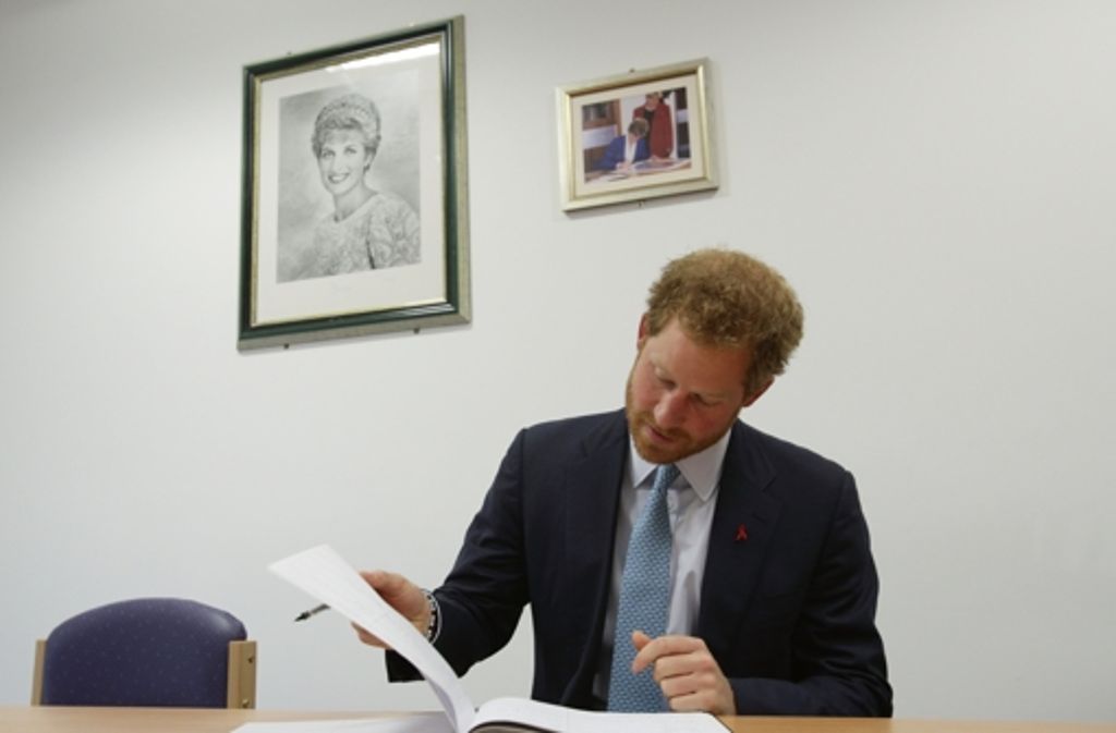 Der Prinz trägt sich, wie Diana im Jahr 1991, ins Gästebuch des Londoner Krankenhauses ein.
