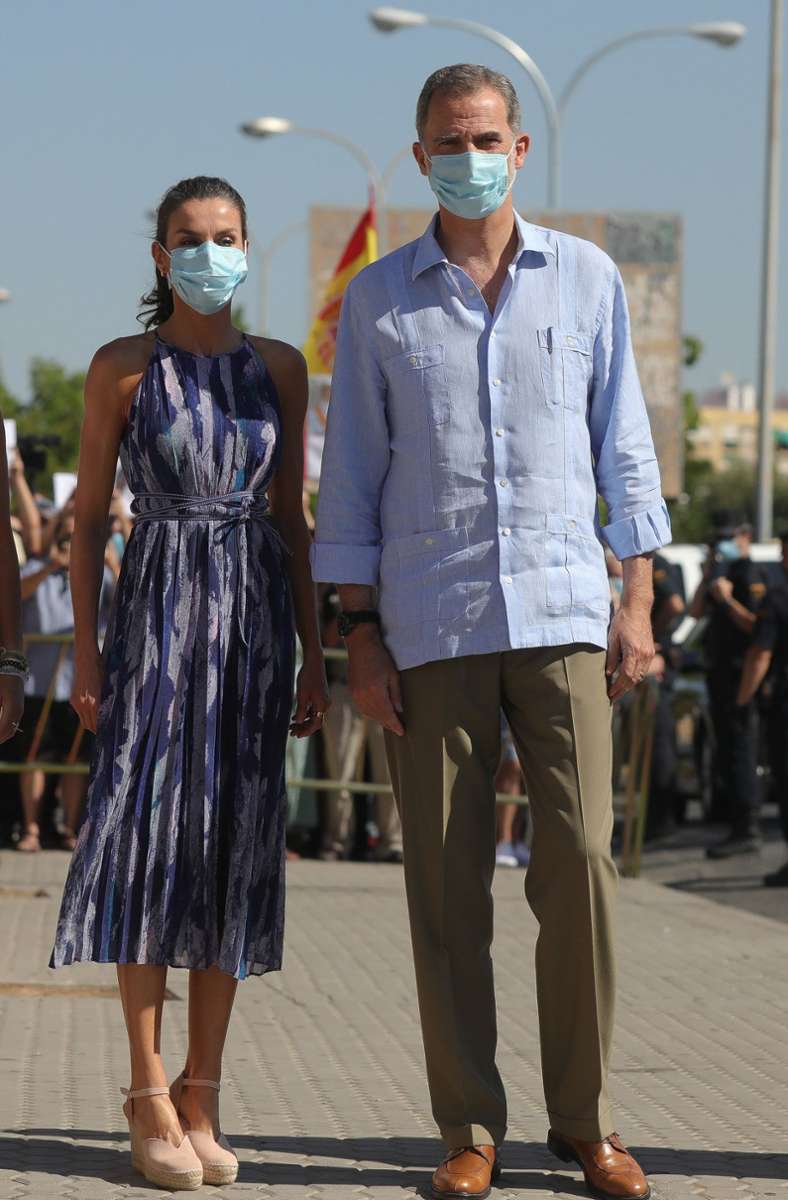 Königin Letizia und Felipe VI., König von Spanien, besuchen ein Bürgerzentrum in Sevilla. Nicht gerade königlich: Er lässt das Hemd aus der Hose hängen . . .