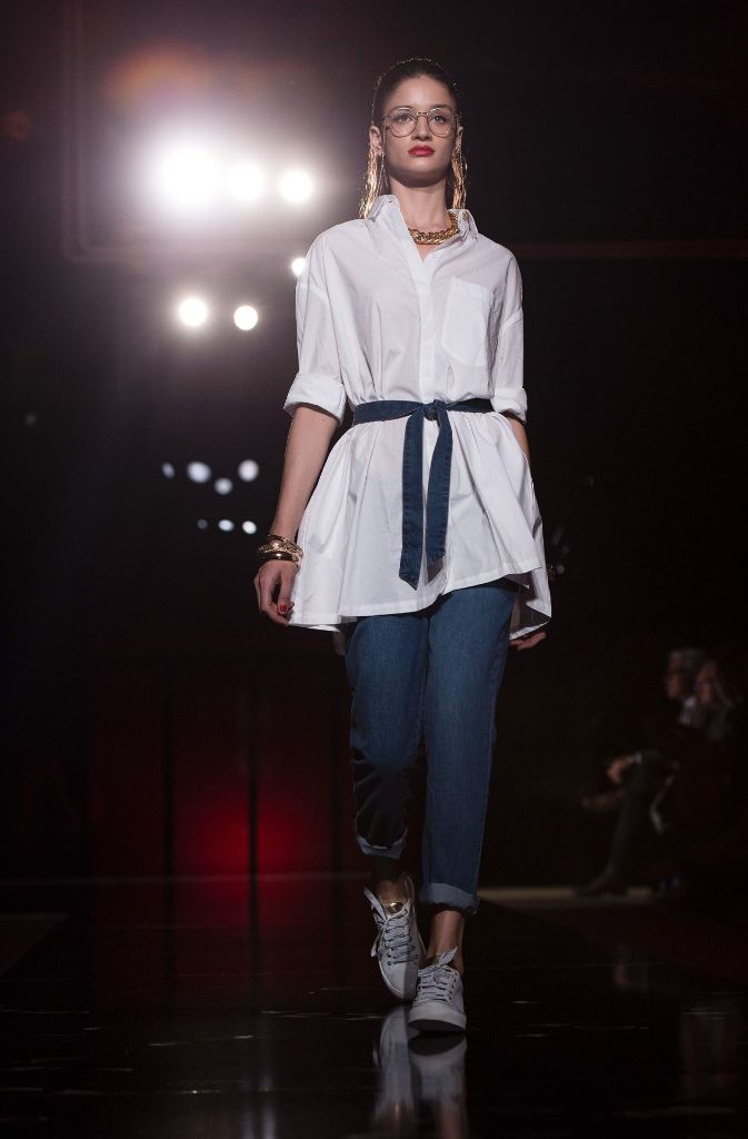 Ein Fashion Klassiker – weiße Blusen, Blue Jeans und Sneaker. Für jeden Anlass passend.