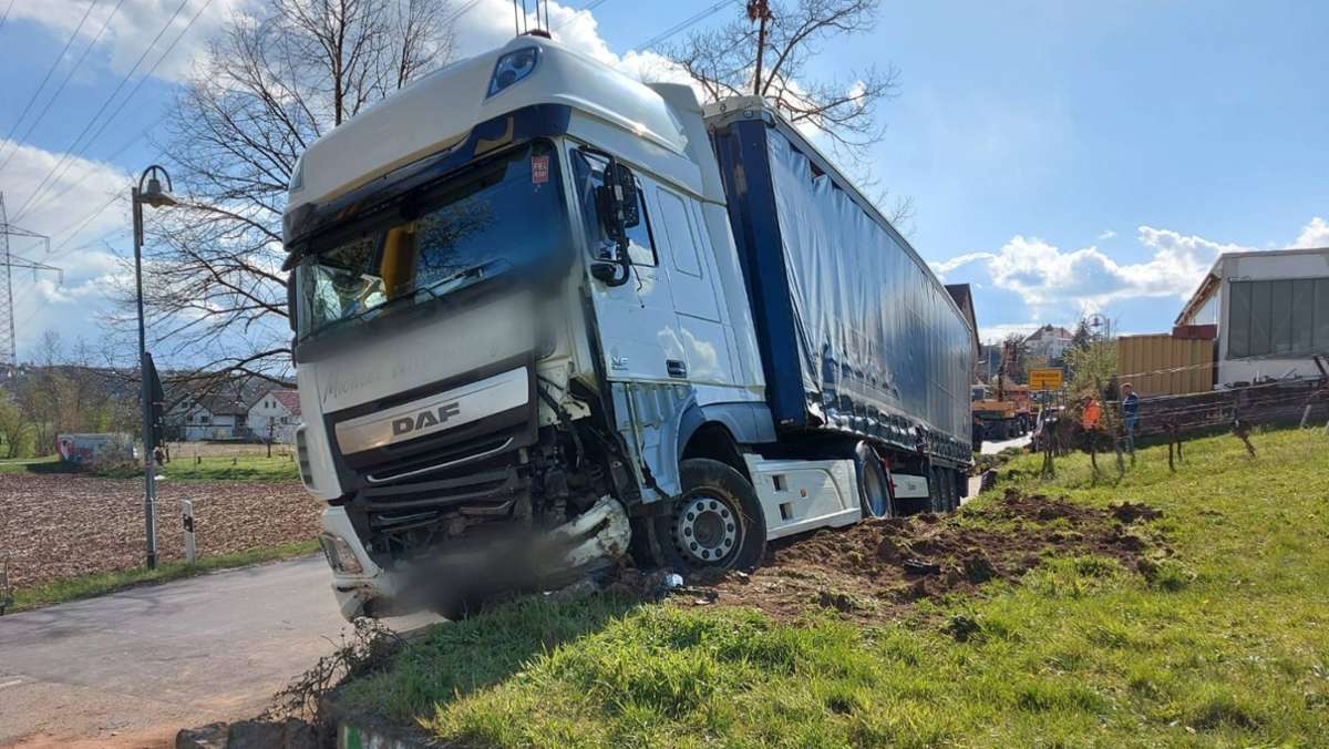  Auf der Kreisstraße zwischen Kirchheim am Neckar und Bönnigheim ereignet sich am Montag ein folgenschwerer Unfall. Weil ein Sattelzug von der Fahrbahn abgekommen war, ist die Strecke lange gesperrt. 