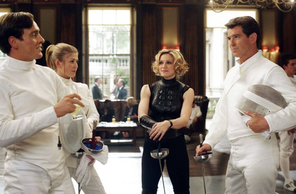 2002 wurde Madonna (2.v.r.) nicht nur die Ehre als Interpretin des Bond-Songs zuteil, sie durfte in „Stirb an einem anderen Tag“, dem letzten Film mit Pierce Brosnan, auch mitspielen.