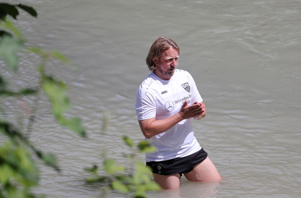 Sportdirektor Sven Mislintat genießt dagegen lieber wieder die Abkühlung im Fluss.