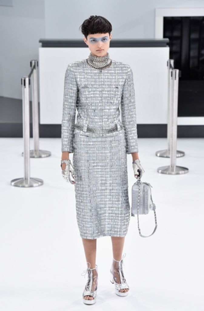 Nicht weniger futuristisch als die Location erscheint dieses Outfit von Chanel.