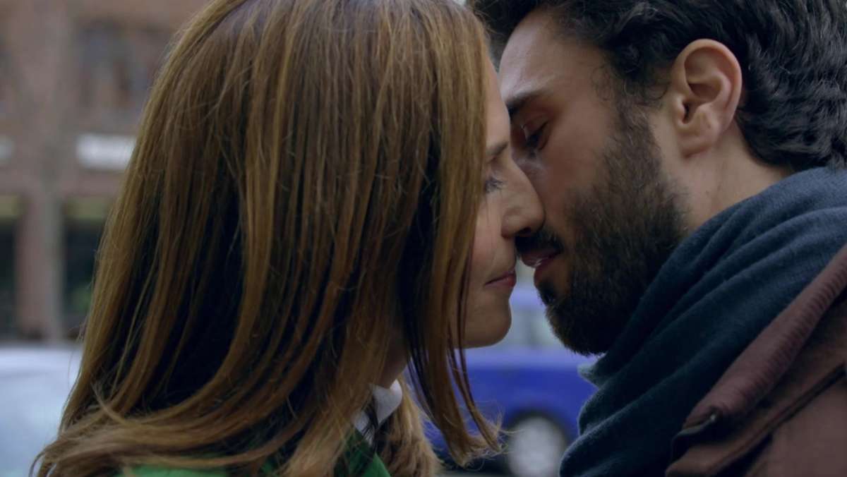  Die Corona-Regeln gelten bei Dreharbeiten für das deutsche Fernsehen. Damit Küsse und körperliche Nähe trotzdem in den Szenen gezeigt werden können, lassen sich Regisseure und Schauspieler allerhand einfallen. 