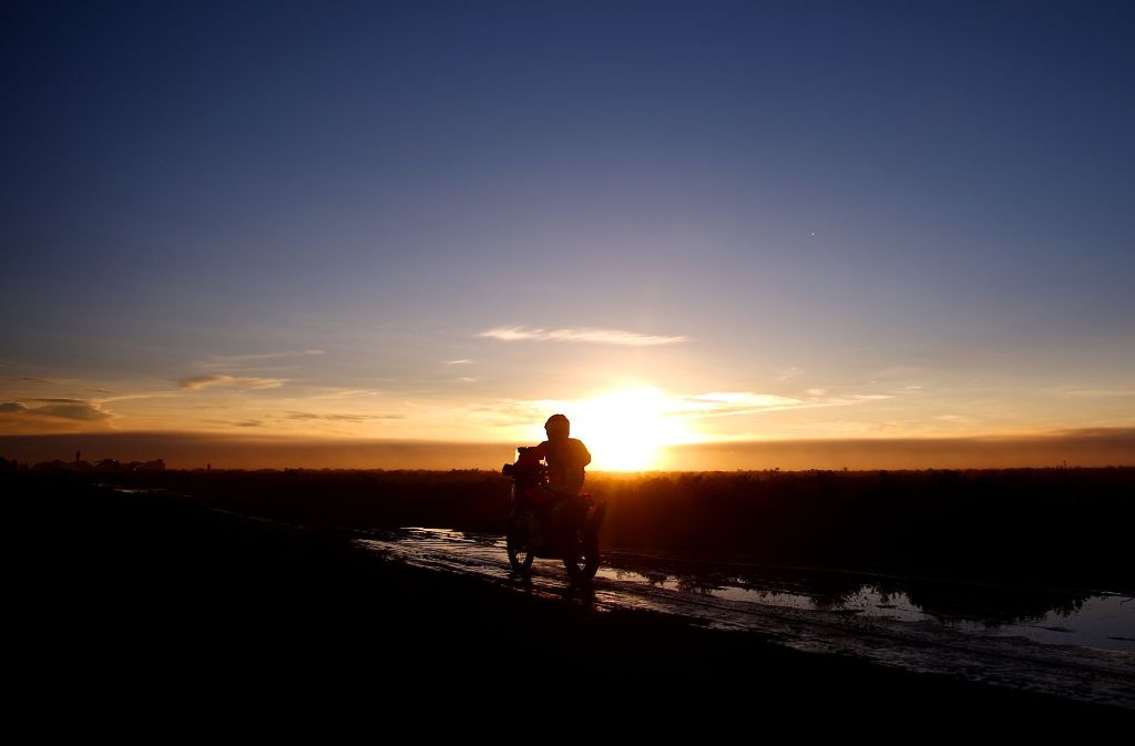 Sam Sunderland fährt auf seinem Bike in den Sonnenuntergang.