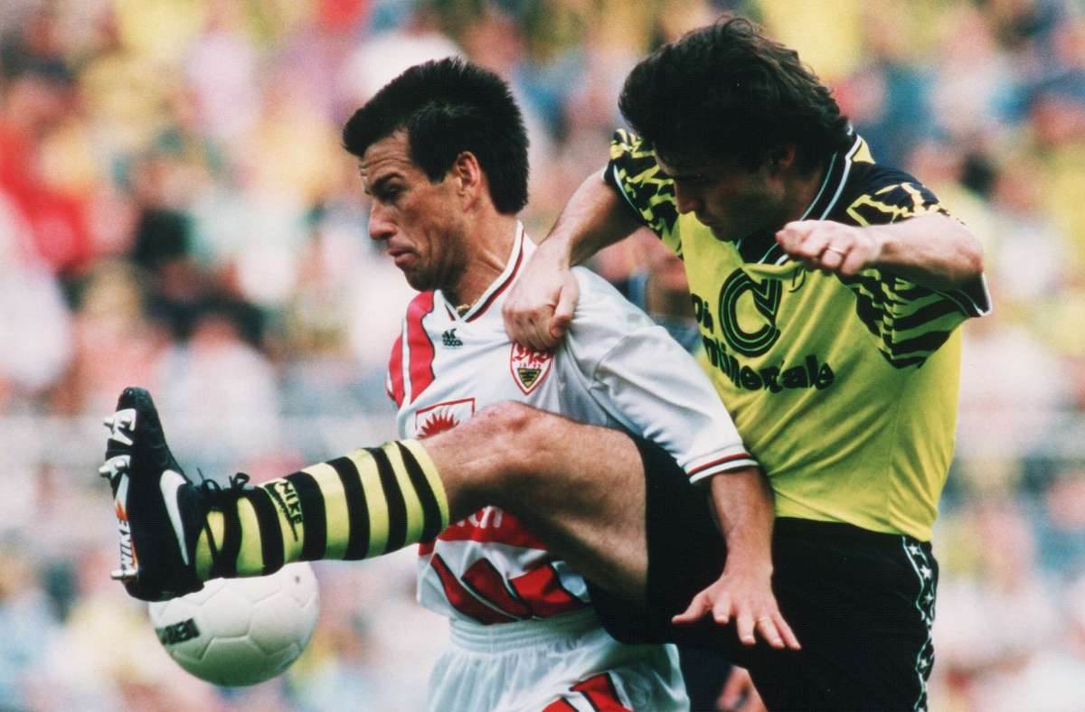 Im Sommer 1993 bezahlte der VfB vier Millionen Mark, um den 29 Jahre alten Carlos Dunga (hier im Duell mit dem Dortmunder Stephane Chapuisat) vom italienischen Erstligaabsteiger Pescara Calcio zu verpflichten. Als eher untypischer Brasilianer prägte er das VfB-Spiel des VfB auf effektive, eher unspektakuläre Weise. Dunga kehrte 1994 als Weltmeisterkapitän von der WM in den USA nach Stuttgart zurück – und verabschiedete sich ein Jahr später im Streit mit Interimstrainer Jürgen Sundermann.