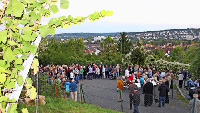 Besucher feiern am Lemberg den Auftakt zur Weinlese