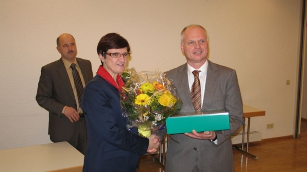 Bei der Bürgermeisterwahl in Filderstadt siegte am Montag Reinhard Molt mit 25 zu acht Stimmen. OB Gabriele Dönig-Poppensieker gratulierte ihm zu seinem Erfolg.
