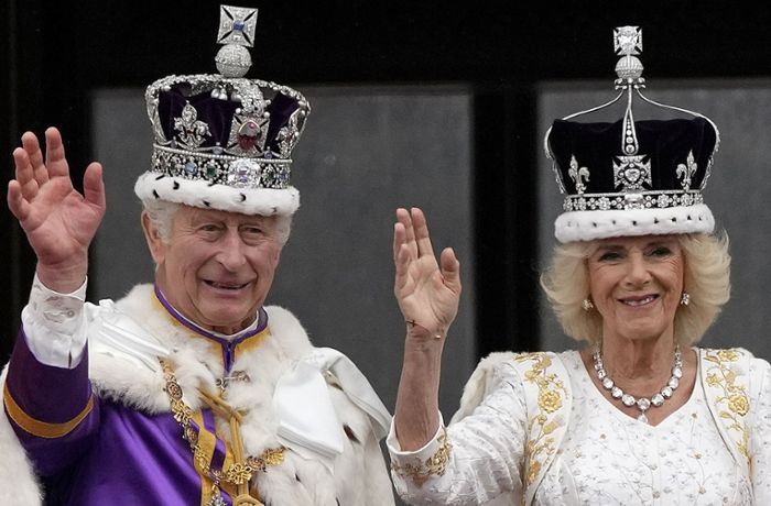 Krönung von Charles III. und Camilla: Besorgt balancierten sie ihre Kronen