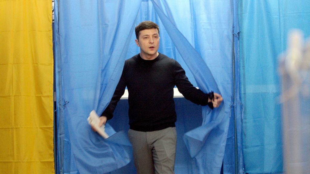Präsidentenwahl in Ukraine: Komiker Selenski liegt deutlich vorn