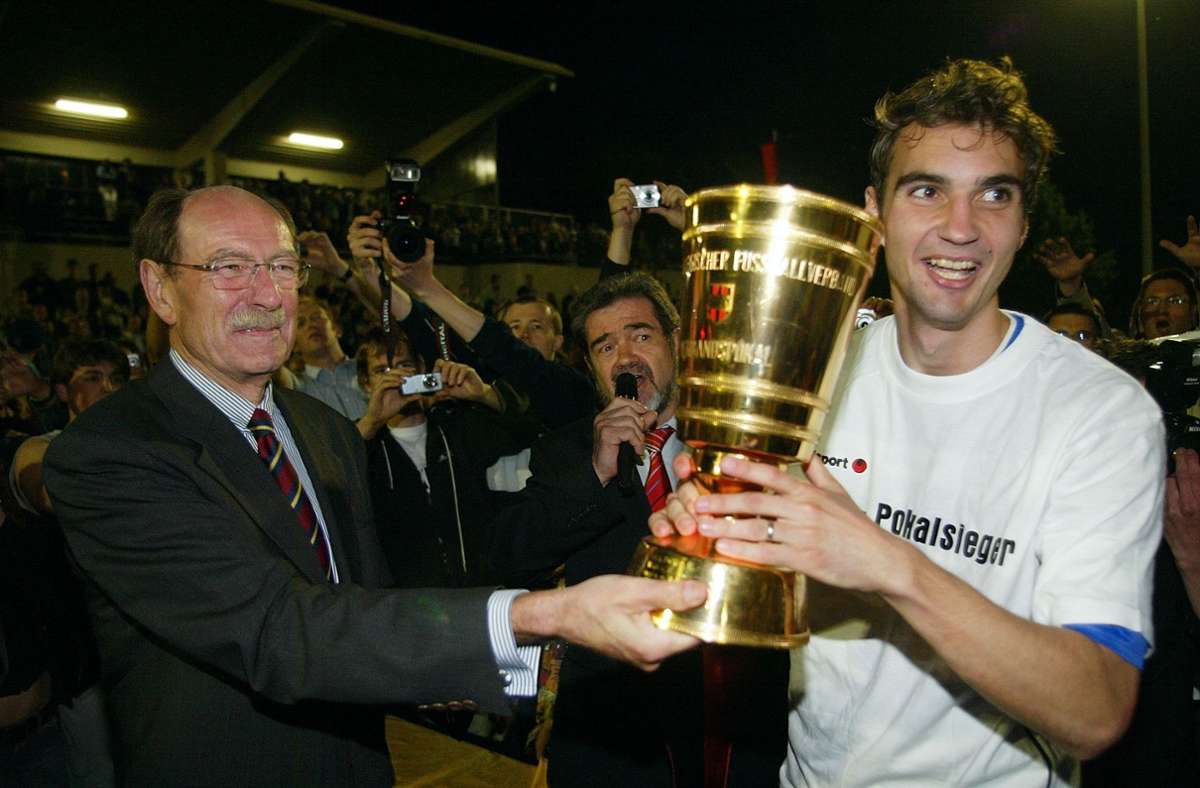 Kickers-Kapitän Jens Härter nimmt den Pokal vom damaligen WFV-Präsidenten Herbert Rösch entgegen.